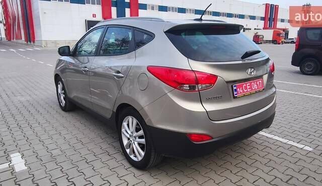 Бежевый Хендай их35, объемом двигателя 2 л и пробегом 200 тыс. км за 10990 $, фото 12 на Automoto.ua