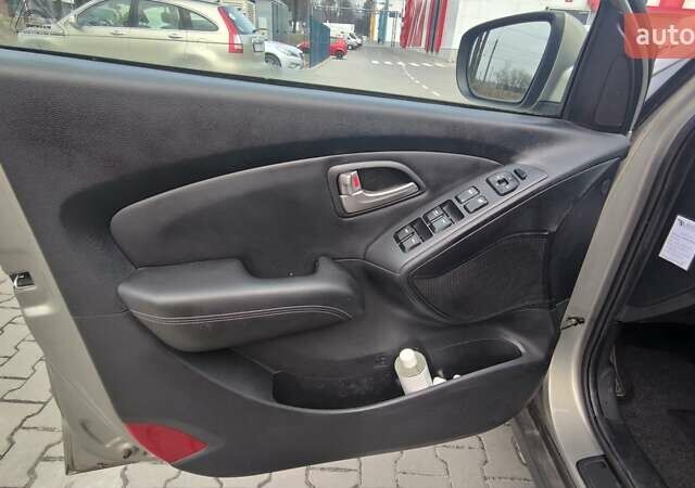 Бежевый Хендай их35, объемом двигателя 2 л и пробегом 200 тыс. км за 10990 $, фото 13 на Automoto.ua