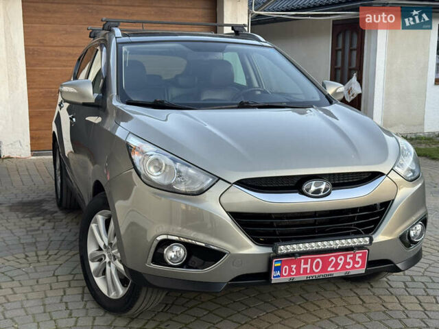 Бежевый Хендай их35, объемом двигателя 2 л и пробегом 147 тыс. км за 11800 $, фото 2 на Automoto.ua