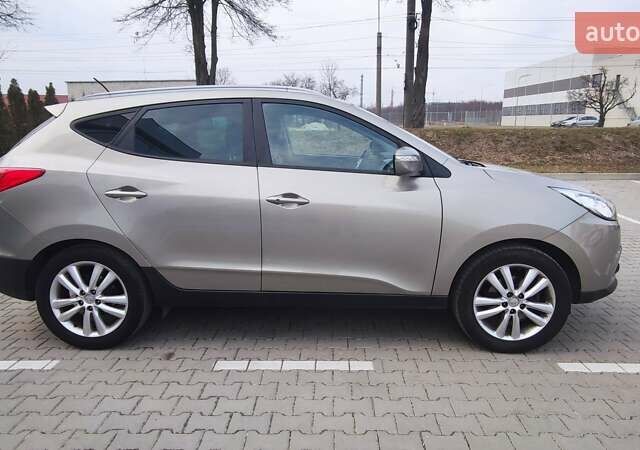 Бежевый Хендай их35, объемом двигателя 2 л и пробегом 200 тыс. км за 10990 $, фото 7 на Automoto.ua