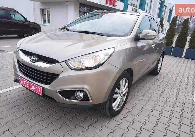 Бежевый Хендай их35, объемом двигателя 2 л и пробегом 200 тыс. км за 10990 $, фото 2 на Automoto.ua
