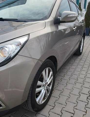 Бежевый Хендай их35, объемом двигателя 2 л и пробегом 200 тыс. км за 10990 $, фото 9 на Automoto.ua