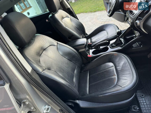 Бежевый Хендай их35, объемом двигателя 2 л и пробегом 147 тыс. км за 11800 $, фото 15 на Automoto.ua