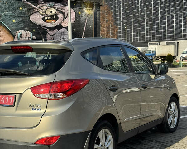 Бежевый Хендай их35, объемом двигателя 1.7 л и пробегом 220 тыс. км за 9900 $, фото 3 на Automoto.ua