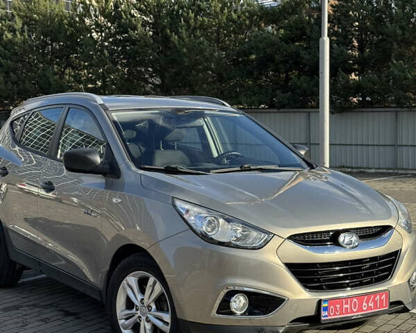 Бежевый Хендай их35, объемом двигателя 1.7 л и пробегом 220 тыс. км за 9900 $, фото 1 на Automoto.ua