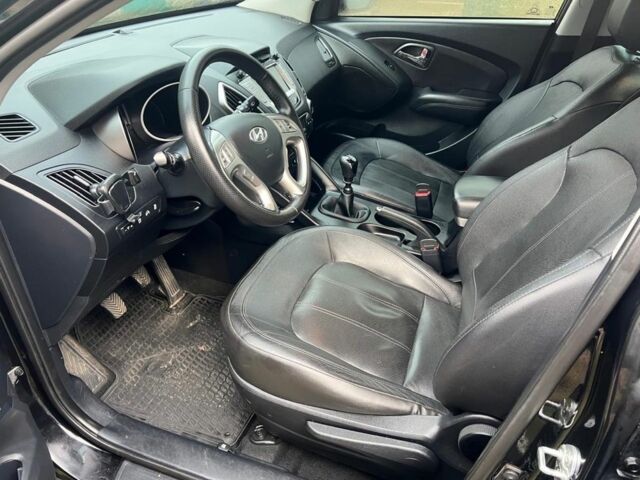 Черный Хендай их35, объемом двигателя 1.7 л и пробегом 205 тыс. км за 12900 $, фото 5 на Automoto.ua