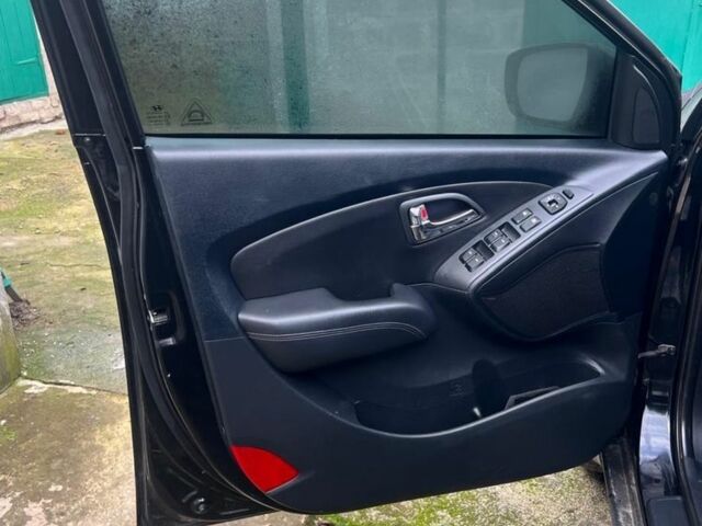 Черный Хендай их35, объемом двигателя 1.7 л и пробегом 205 тыс. км за 12900 $, фото 4 на Automoto.ua