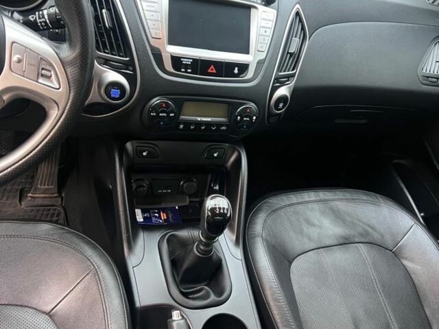 Черный Хендай их35, объемом двигателя 1.7 л и пробегом 205 тыс. км за 12900 $, фото 2 на Automoto.ua