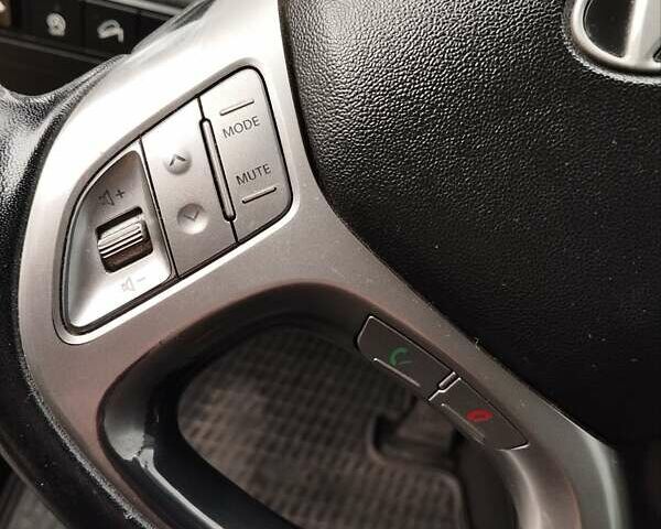 Черный Хендай их35, объемом двигателя 1.69 л и пробегом 250 тыс. км за 11888 $, фото 19 на Automoto.ua