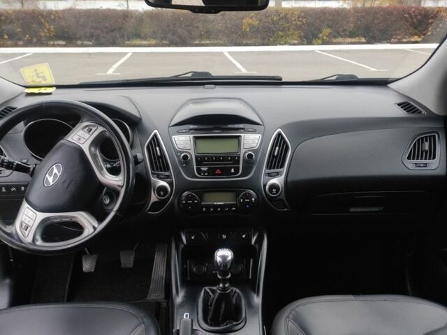 Черный Хендай их35, объемом двигателя 2 л и пробегом 249 тыс. км за 11900 $, фото 6 на Automoto.ua