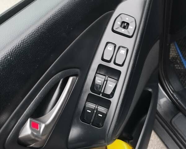 Черный Хендай их35, объемом двигателя 2 л и пробегом 230 тыс. км за 9500 $, фото 7 на Automoto.ua