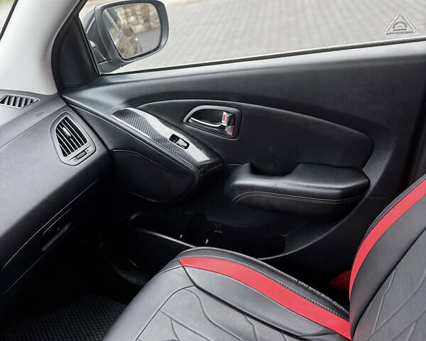 Черный Хендай их35, объемом двигателя 2 л и пробегом 178 тыс. км за 12350 $, фото 29 на Automoto.ua