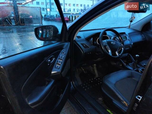 Черный Хендай их35, объемом двигателя 2 л и пробегом 200 тыс. км за 10700 $, фото 9 на Automoto.ua