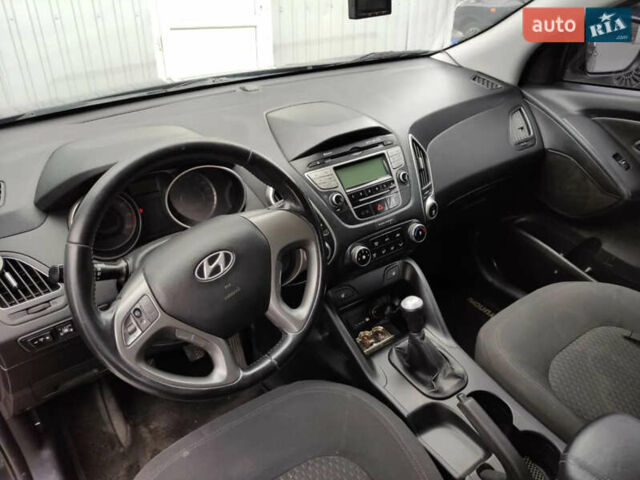 Черный Хендай их35, объемом двигателя 1.6 л и пробегом 295 тыс. км за 10500 $, фото 9 на Automoto.ua