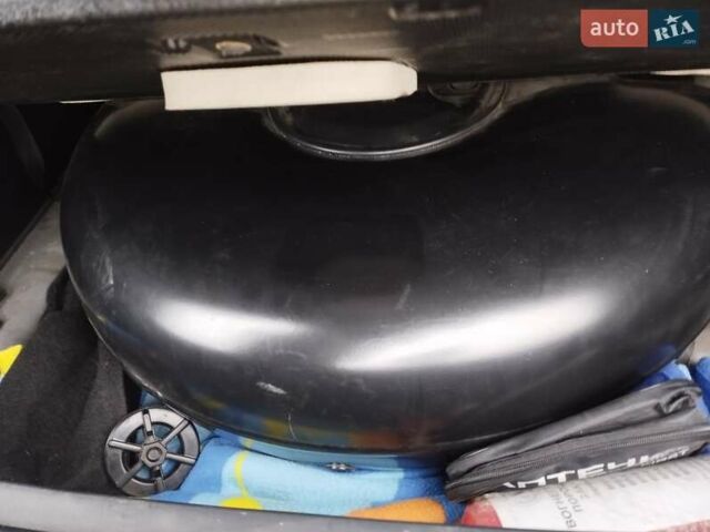 Черный Хендай их35, объемом двигателя 2 л и пробегом 230 тыс. км за 9500 $, фото 4 на Automoto.ua