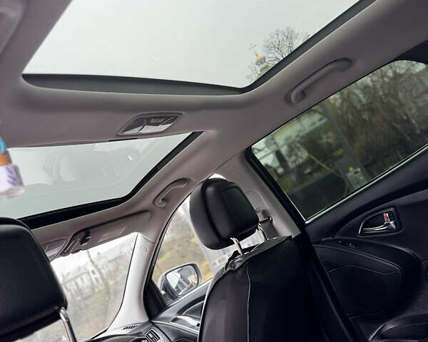 Черный Хендай их35, объемом двигателя 2 л и пробегом 178 тыс. км за 12350 $, фото 31 на Automoto.ua