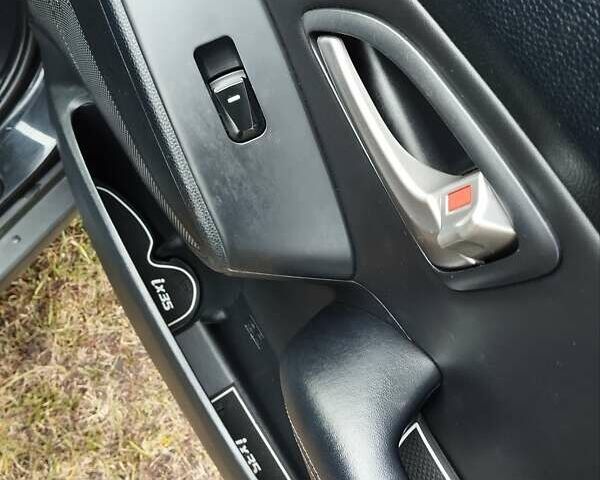 Черный Хендай их35, объемом двигателя 1.69 л и пробегом 250 тыс. км за 11888 $, фото 27 на Automoto.ua