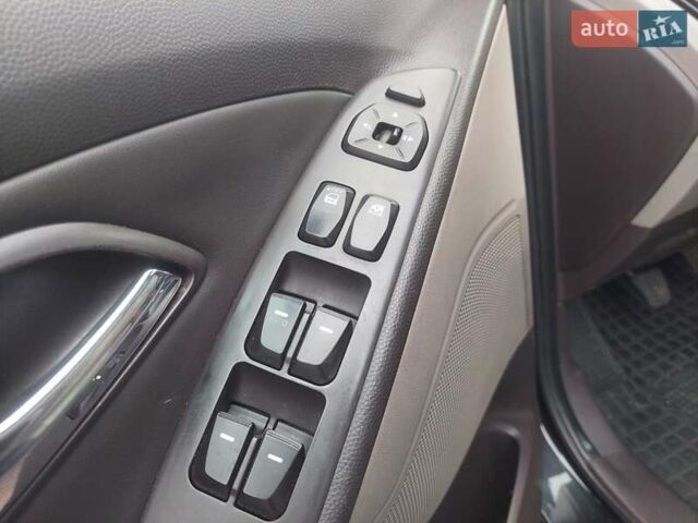 Черный Хендай их35, объемом двигателя 2 л и пробегом 173 тыс. км за 11900 $, фото 14 на Automoto.ua
