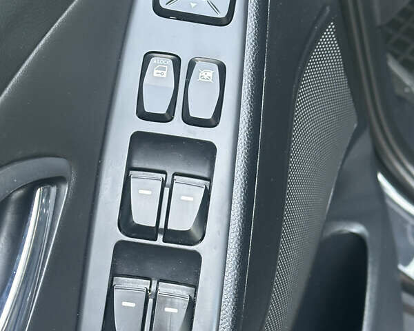 Черный Хендай их35, объемом двигателя 2 л и пробегом 240 тыс. км за 11900 $, фото 11 на Automoto.ua