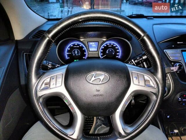 Черный Хендай их35, объемом двигателя 2 л и пробегом 200 тыс. км за 10700 $, фото 8 на Automoto.ua
