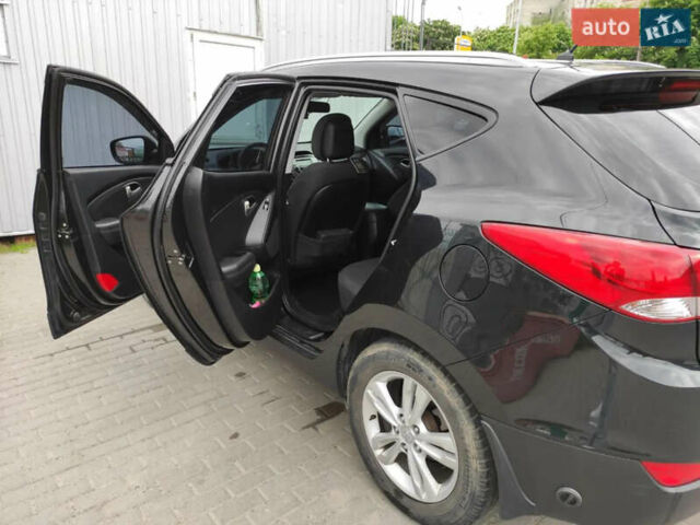 Черный Хендай их35, объемом двигателя 1.6 л и пробегом 295 тыс. км за 10500 $, фото 5 на Automoto.ua