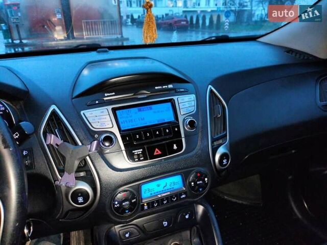 Черный Хендай их35, объемом двигателя 2 л и пробегом 200 тыс. км за 10700 $, фото 7 на Automoto.ua