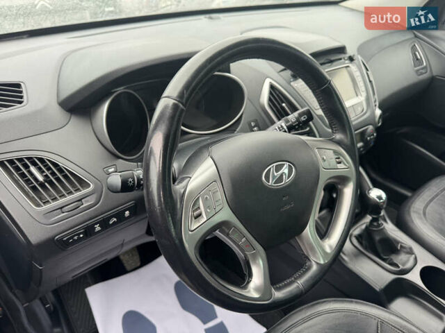 Черный Хендай их35, объемом двигателя 2 л и пробегом 111 тыс. км за 11900 $, фото 8 на Automoto.ua