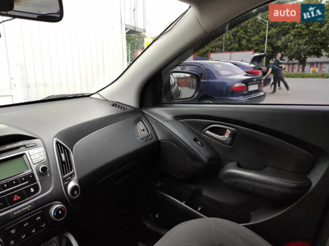 Черный Хендай их35, объемом двигателя 1.6 л и пробегом 295 тыс. км за 10500 $, фото 6 на Automoto.ua