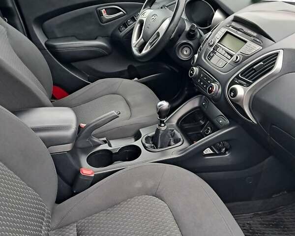 Чорний Хендай іх35, об'ємом двигуна 1.7 л та пробігом 167 тис. км за 10900 $, фото 4 на Automoto.ua