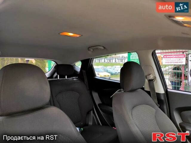 Черный Хендай их35, объемом двигателя 2 л и пробегом 290 тыс. км за 10500 $, фото 2 на Automoto.ua