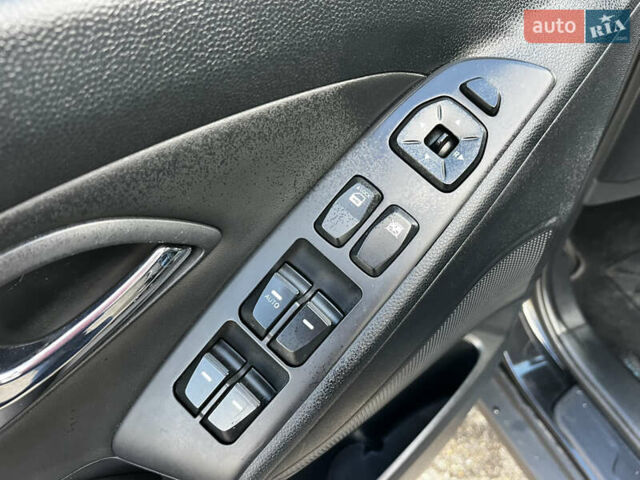 Чорний Хендай іх35, об'ємом двигуна 2 л та пробігом 226 тис. км за 12999 $, фото 21 на Automoto.ua