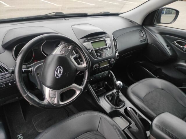 Черный Хендай их35, объемом двигателя 2 л и пробегом 249 тыс. км за 11900 $, фото 5 на Automoto.ua