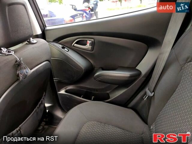 Черный Хендай их35, объемом двигателя 2 л и пробегом 290 тыс. км за 10500 $, фото 7 на Automoto.ua