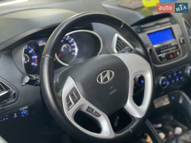 Чорний Хендай іх35, об'ємом двигуна 2 л та пробігом 287 тис. км за 10500 $, фото 5 на Automoto.ua