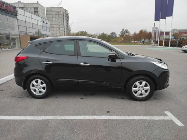 Черный Хендай их35, объемом двигателя 2 л и пробегом 249 тыс. км за 11900 $, фото 2 на Automoto.ua