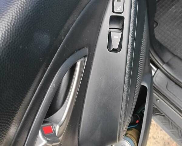 Черный Хендай их35, объемом двигателя 2 л и пробегом 190 тыс. км за 12800 $, фото 11 на Automoto.ua