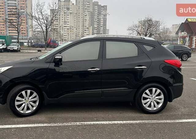 Черный Хендай их35, объемом двигателя 2 л и пробегом 190 тыс. км за 12200 $, фото 3 на Automoto.ua