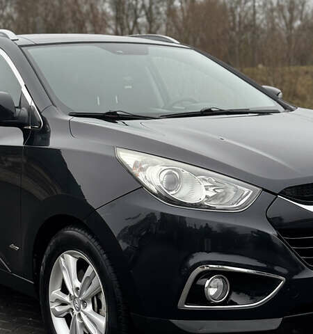 Черный Хендай их35, объемом двигателя 2 л и пробегом 178 тыс. км за 12350 $, фото 2 на Automoto.ua