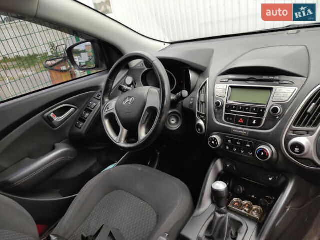 Черный Хендай их35, объемом двигателя 1.6 л и пробегом 295 тыс. км за 10500 $, фото 13 на Automoto.ua
