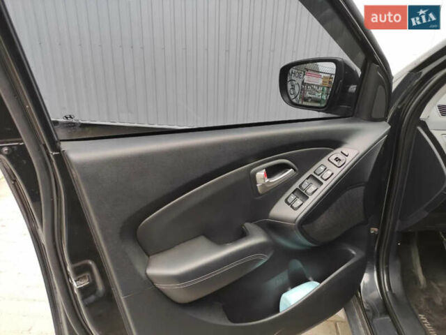 Черный Хендай их35, объемом двигателя 1.6 л и пробегом 295 тыс. км за 10500 $, фото 7 на Automoto.ua