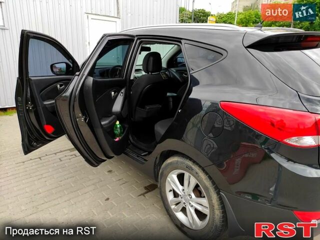 Черный Хендай их35, объемом двигателя 2 л и пробегом 290 тыс. км за 10500 $, фото 10 на Automoto.ua