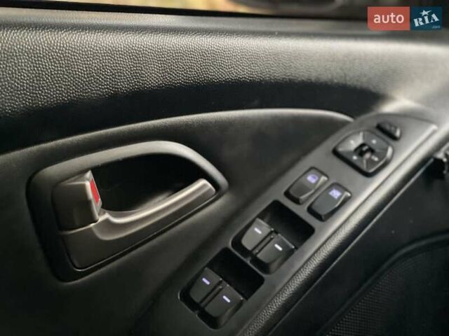 Чорний Хендай іх35, об'ємом двигуна 2 л та пробігом 287 тис. км за 10500 $, фото 1 на Automoto.ua