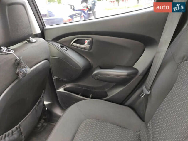 Черный Хендай их35, объемом двигателя 1.6 л и пробегом 295 тыс. км за 10500 $, фото 3 на Automoto.ua