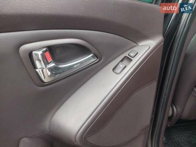 Черный Хендай их35, объемом двигателя 2 л и пробегом 173 тыс. км за 11900 $, фото 15 на Automoto.ua