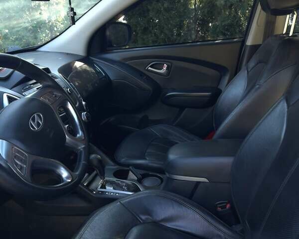 Чорний Хендай іх35, об'ємом двигуна 2.4 л та пробігом 213 тис. км за 12000 $, фото 6 на Automoto.ua