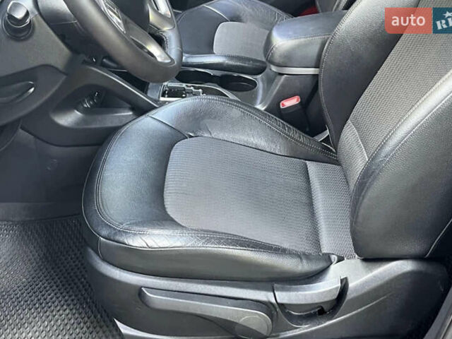 Чорний Хендай іх35, об'ємом двигуна 2 л та пробігом 196 тис. км за 12900 $, фото 26 на Automoto.ua