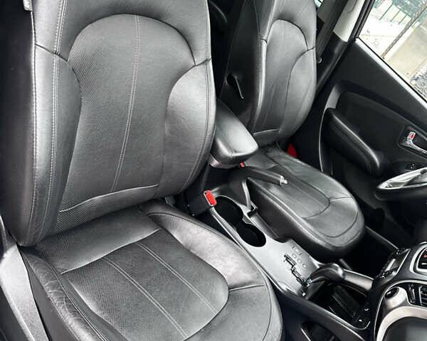 Черный Хендай их35, объемом двигателя 2 л и пробегом 197 тыс. км за 13650 $, фото 64 на Automoto.ua