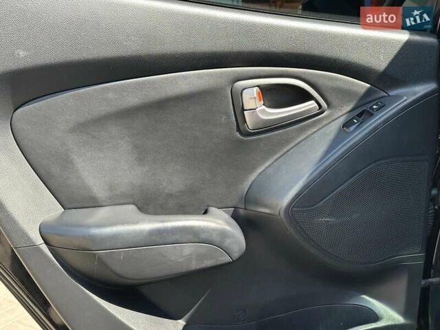 Черный Хендай их35, объемом двигателя 2 л и пробегом 218 тыс. км за 12230 $, фото 15 на Automoto.ua