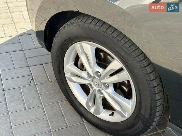 Черный Хендай их35, объемом двигателя 2 л и пробегом 218 тыс. км за 12230 $, фото 8 на Automoto.ua