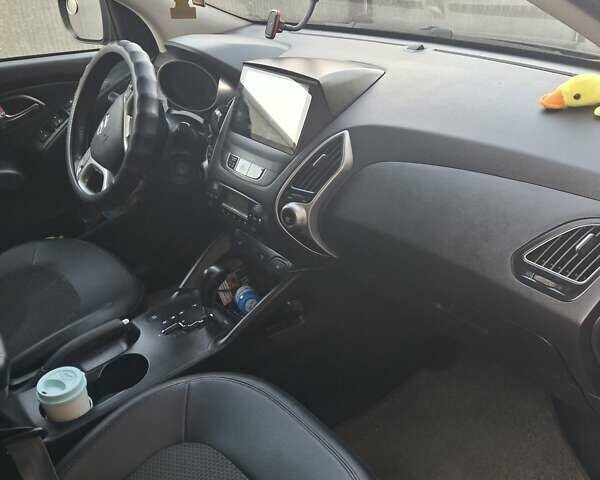 Черный Хендай их35, объемом двигателя 2 л и пробегом 280 тыс. км за 12550 $, фото 3 на Automoto.ua